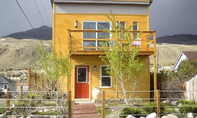 Gardiner House | New to the Gardiner Market, 1 Block from Park Entrance