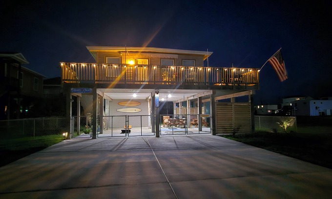 Galveston House | New to the Market Beach House - Sleeps 6 - Pet Friendly