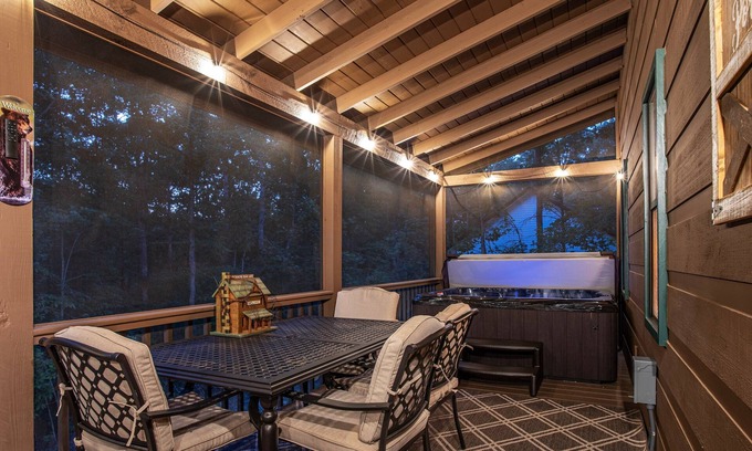 Blairsville Cabin | New To Vrbo! The Cabin Kingdom | Hot tub | Zero Gravity Massage Chair | Fire Pit