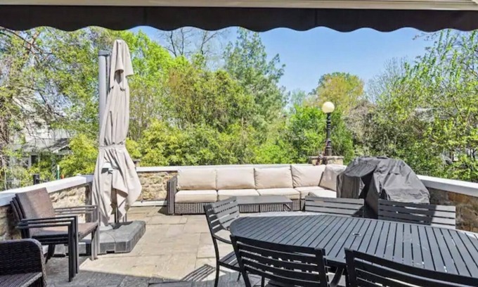 Waverly Hills House | New to Vrbo- The Glebe Castle-Sleeps 18-Prime Location-Theatre-Koi-Parking