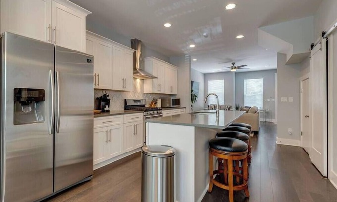 Buena Vista House | New Townhome 5 mins to Broadway Sleeps 8
