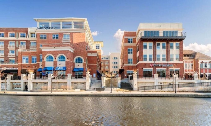 Naperville House | New Townhome Near Downtown-King Bed-Metra