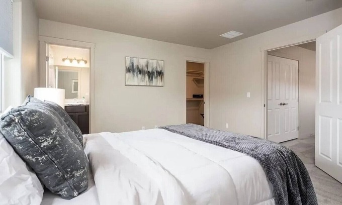 Tri-Cities House | New Townhouse! Private Yard & Garage 3/2.5 #5750