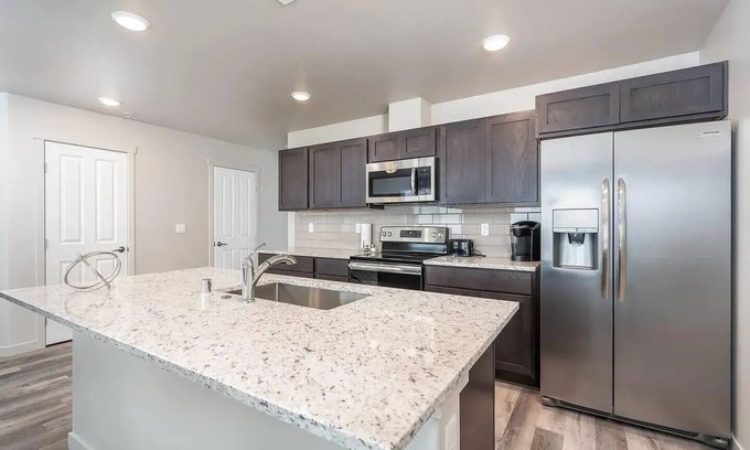 Tri-Cities House | New Townhouse! Private Yard & Garage 3/2.5 #5748