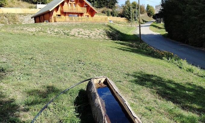 Jarrier Ski Chalet | New, traditional chalet in this mountain village at the foot of the Alps.