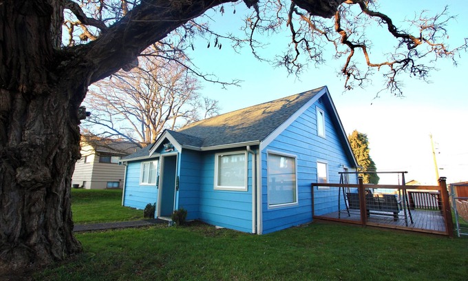 Port Angeles House | NEW Upstream Cottage! Pet friendly w/views! WiFi and fenced backyard
