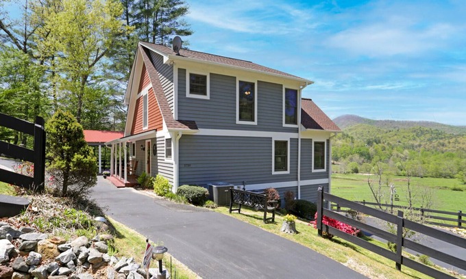 Hiawassee House | NEW! Valley View Mountain Getaway