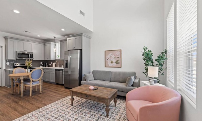 Lafayette House | NEW Vermillion House KING Bed Fast WiFi Nespresso