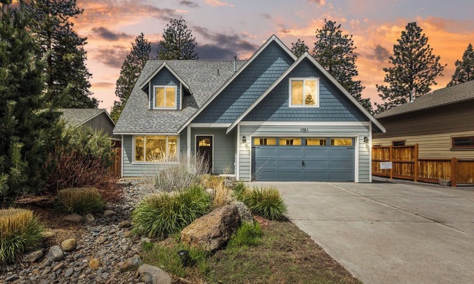 Southern Crossing House | New! Walk to Old Mill/River ~ Fire pit ~ Bikes ~ Bonus Area ~ Dog Friendly