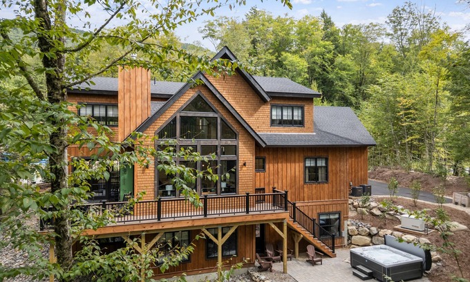 Lincoln House | NEW! ⛷ Walk to South Peak | 🛏 5BR Chalet | 🛁 Hot Tub | 🏋️ Gym | 🐾 Pets Ok!