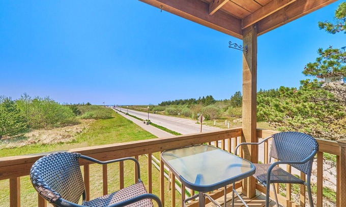 Long Beach Apartment | NEW! Walk to town and beach, Balcony, Romantic, (Sandpiper Approach)
