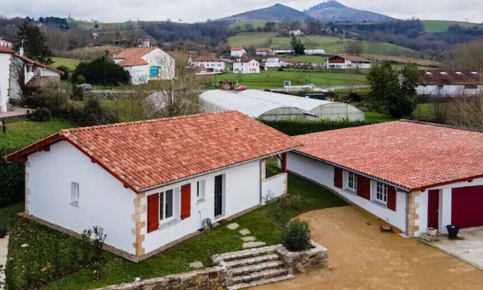 Espelette House | NEW-walk to town-climatisé-terrasse-pets-parking-calm