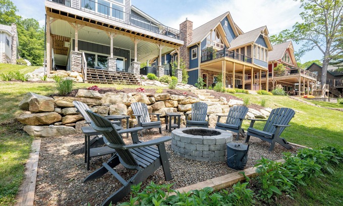McHenry House | New! Water's Edge Oaks: Lakefront, Dock Slip, Fireplace, Hot Tub!