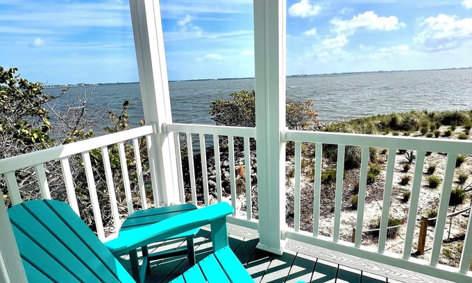 Jensen Beach House | New Waterfront❗️Pool, Epic Views/Corner Lot❤️Beaches near~BBQ Grill~Washer/Dryer