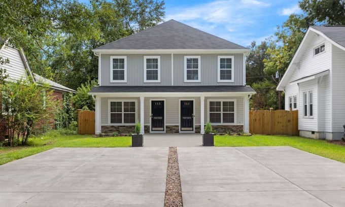 Columbia House | *New* WeCo Duplex | 8 BR, 75" TVs | Sleeps 16