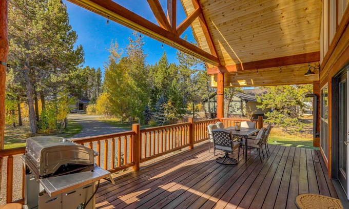 Fir Grove Estates House | New - White Fir Adventures - Hot tub - Pet Friendly - Fire pit - Ample parking - Sleeps 10