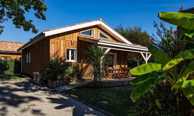 Hourtin House | NEW WOOD HOUSE FOR 8/10 PERSONS WITH COMMUNAL POOL