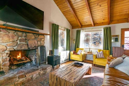 Upper Moonridge House | New Yena Cabin in Moonridge