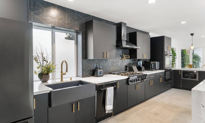 Northridge House | NEW Zen Soul Housen4-bed/3 bath outdoor shower, sauna, pool, gym-LA Escape