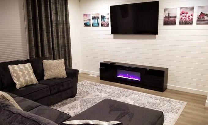 Layton House | Newer 3-Bedroom/Dedicated Workspace/2-car garage/ near Hill AFB & Snowbasin.