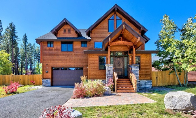 Mountain View Estates Cabin | Newer 5Br Mountain Home, Hot Tub, Walk-to-Trails, 9 Beds, Game Room, Dog Friendly and Fenced