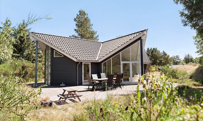 Fjellerup Strand House | Newer cottage with 3 bedrooms and loft - 150m to the beach - hottub