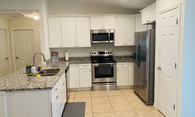 Dunnellon House | Newer & Cozy close to Rainbow River home with 3bd 2ba & private parking.