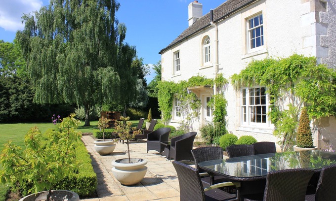 Chippenham Apartment | Newleaze Farm is an impressive family farmhouse with a large garden in a private rural setting.