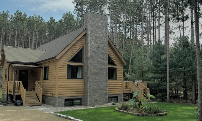 Lake Shore Estates House | Newly build private Home 3 min Castle Rock Lake, 30 min to Dells, Free Firewood