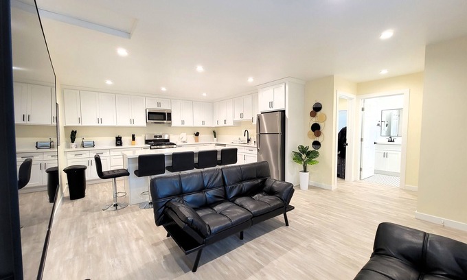 Beverly Hills House | Newly built 2 bedroom ADU near Beverlywood. 5 minutes to Rodeo Drive!