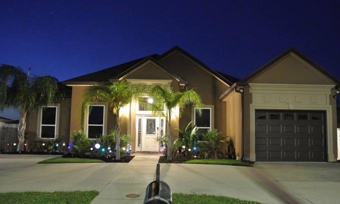 Little Woods House | NEWLY Built/Gated/Luxurious N Upscale/Spacious 3,000 Sqft/Kingsizes/2 Living Rm.