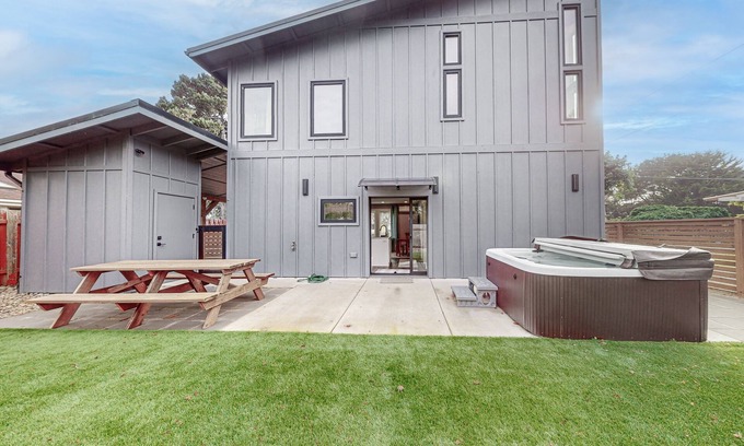 Florence House | Newly built home with hot tub & great backyard - walk to the river, Old Town