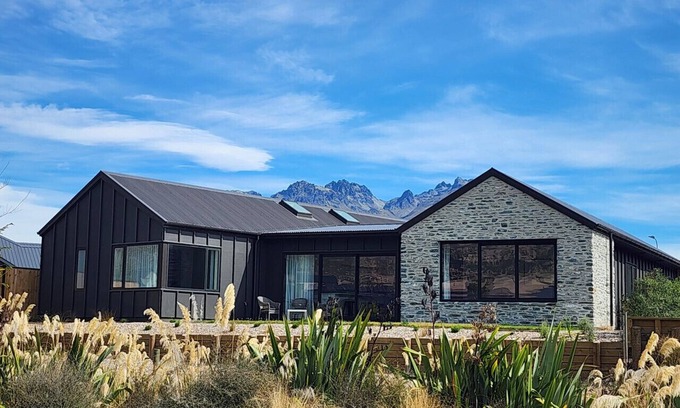 Kawarau Falls House | Newly built, mountain view and 5 minute drive to Remarkables ski field