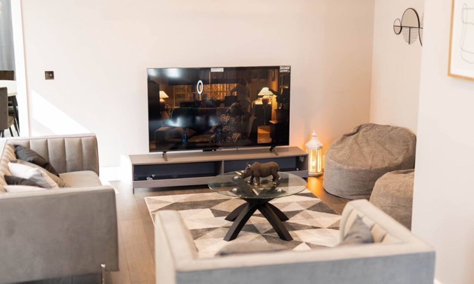 Northumberland Park House | Newly Decorated Luxury 3 Bedroom House in Tottenham, London