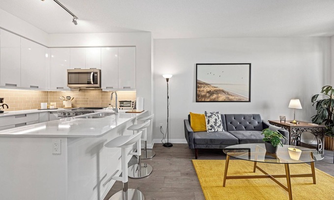 Hurontario Condo | Newly Furnished 1BR Suite w Balcony & Free Parking