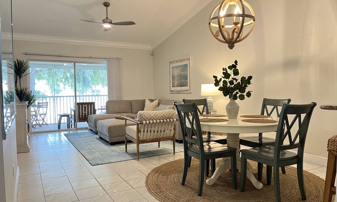 Naples Condo | Newly furnished 2/2+Den 1,315 sq ft condo!