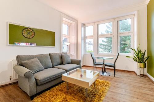 Glasgow Apartment | Newly Furnished Flat 4 Minutes Walk To Metro