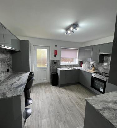 Livingston Apartment | Newly refurbed 3 bed home 15mins to Edin city