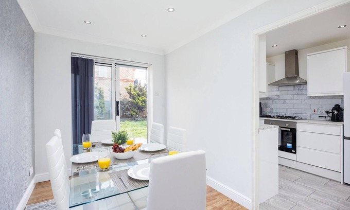 Thames House | Newly refurbished charming 3-Bed House in Barking