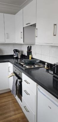 Slough Apartment | Newly refurbished near Windsor Maidenhead and Reading 20 minutes train to London with parking