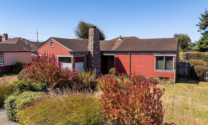 Eureka House | 🏡 Newly Relisted! Henderson Haven- In the Heart of Eureka, Spacious, Deck/BBQ!