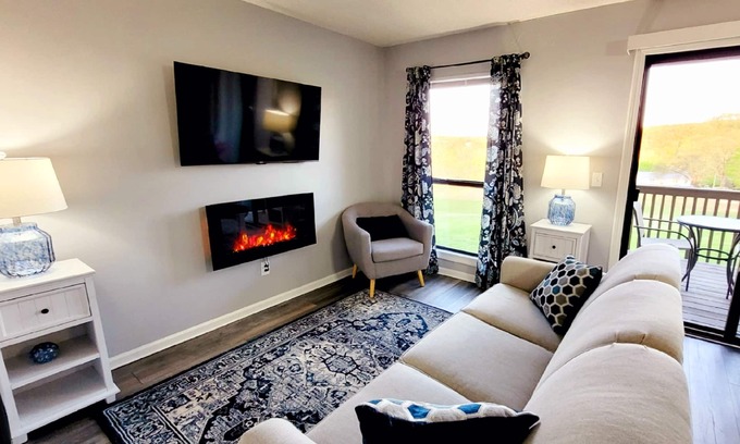 Table Rock Condo | Newly Remodeled 1B/1B condo @ Pointe Royale Resort indoor pool ~ Family Friendly