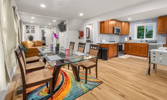 Bryn Mawr-Skyway House | Newly Remodeled 3 King Beds Home - 18 Mins to Airport and DT