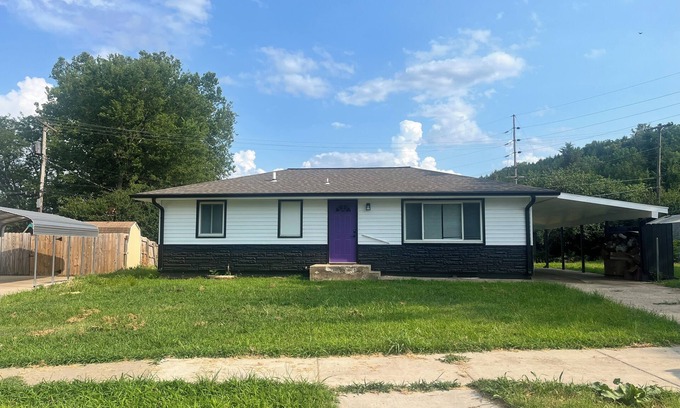 Manhattan House | Newly Remodeled! 3Bed/2Bath house w/bonus adult bunk beds! Close to KSU stadium!