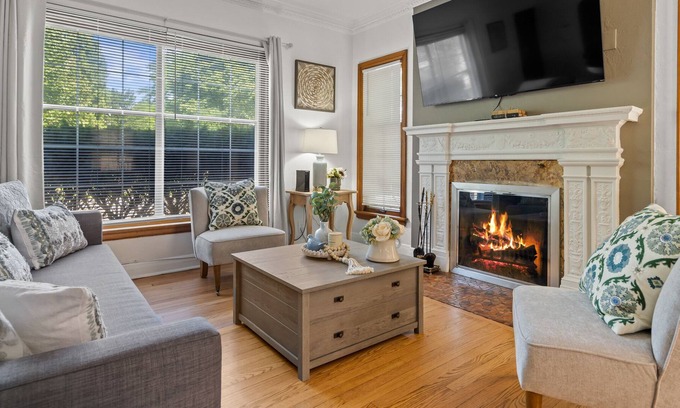 Milwaukee Apartment | ⁂Newly Remodeled ⁂ 65"TVParking⁂King⁂2B/1B⁂W/D⁂