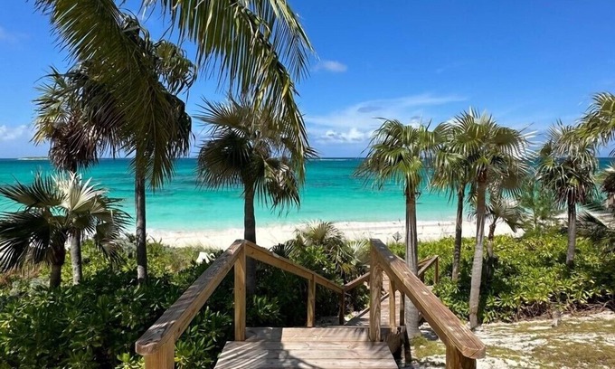 Double Bay House | Newly Remodeled Beachfront House on Pink-Sand Double Bay Beach