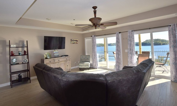 Lakeland Condo | Newly Remodeled -Beautifully Decorated - Spacious Water Front 4 Bdrm & 4 Bath