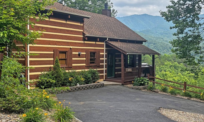 Gatlinburg - Pigeon Forge Cabin | Newly remodeled cabin with breathtaking views of the mountains in Gatlinburg!