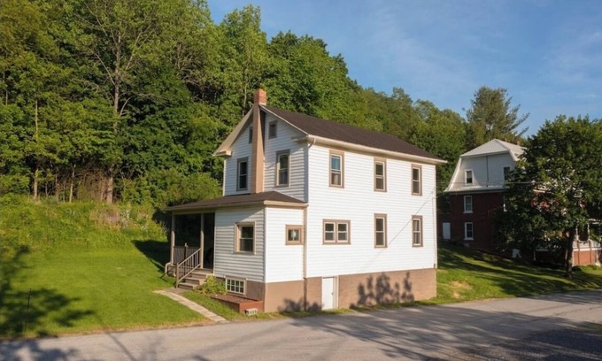 Entriken House | Newly remodeled, family-style home by the lake