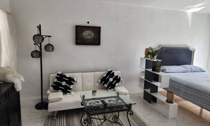 Childs Park Cottage | Newly-remodeled Guesthouse for rent 10 mins to Central Ave and beaches
